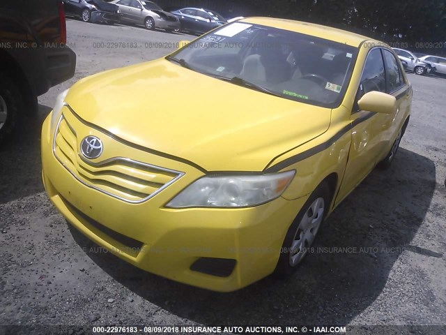 4T1BF3EK9AU070900 - 2010 TOYOTA CAMRY SE/LE/XLE YELLOW photo 2