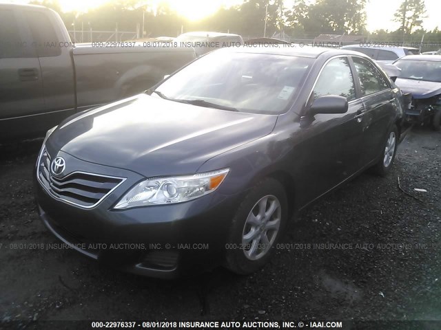4T1BF3EK3BU220467 - 2011 TOYOTA CAMRY SE/LE/XLE ნაცრისფერი ფოტო 2