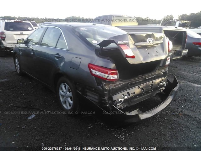 4T1BF3EK3BU220467 - 2011 TOYOTA CAMRY SE/LE/XLE ნაცრისფერი ფოტო 3