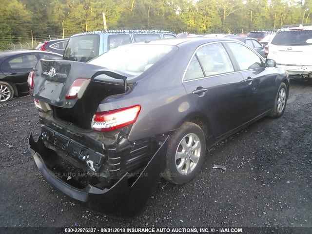 4T1BF3EK3BU220467 - 2011 TOYOTA CAMRY SE/LE/XLE ნაცრისფერი ფოტო 4