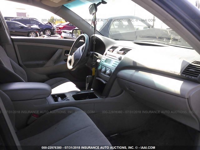 4T1BE46K39U320411 - 2009 TOYOTA CAMRY SE/LE/XLE შავი ფოტო 5