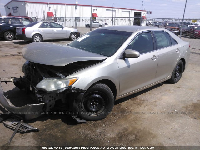 4T4BF1FK5ER351641 - 2014 TOYOTA CAMRY L/SE/LE/XLE SILVER photo 2