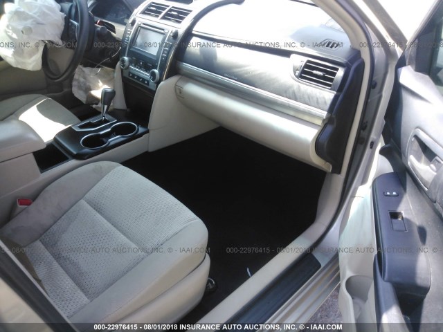 4T4BF1FK5ER351641 - 2014 TOYOTA CAMRY L/SE/LE/XLE Gümüş foto 5