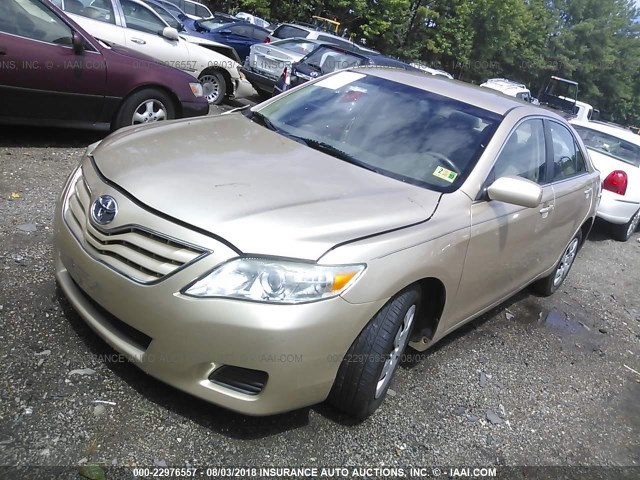 4T1BF3EK8BU772904 - 2011 TOYOTA CAMRY SE/LE/XLE ოქროსფერი ფოტო 2