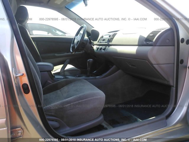 JTDBE32K430238979 - 2003 TOYOTA CAMRY LE/XLE 银色 照片 5