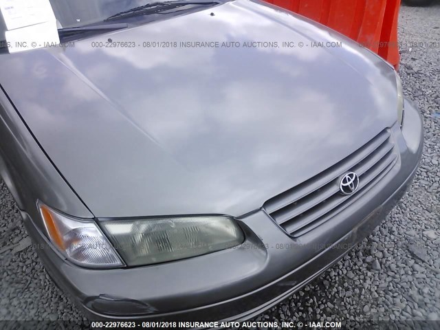 4T1BG22K0WU375642 - 1998 TOYOTA CAMRY CE/LE/XLE 棕色 照片 6