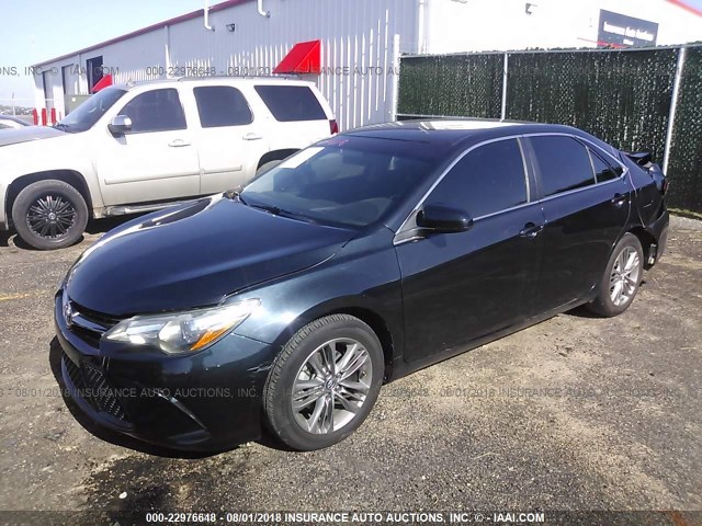 4T1BF1FK7FU054608 - 2015 TOYOTA CAMRY LE/XLE/SE/XSE GREEN photo 2