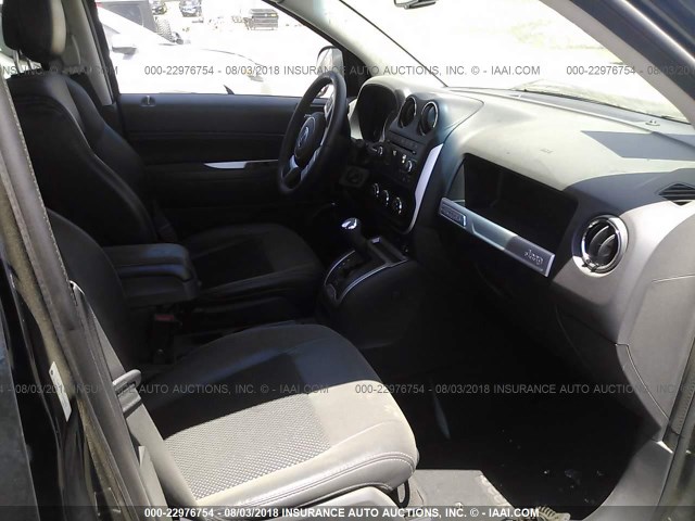 1C4NJCEAXGD615227 - 2016 JEEP COMPASS LATITUDE 黑色 照片 5