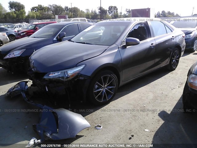 4T1BF1FK5FU957260 - 2015 TOYOTA CAMRY LE/XLE/SE/XSE 灰色 照片 2