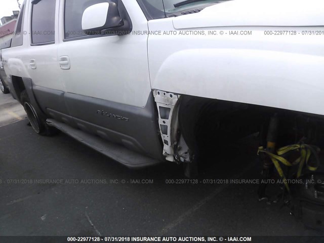 3GNEC13TX2G326421 - 2002 CHEVROLET AVALANCHE C1500 WHITE photo 6