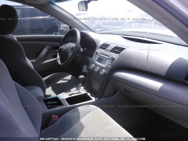 4T1BE46K79U293441 - 2009 TOYOTA CAMRY SE/LE/XLE ვერცხლისფერი ფოტო 5