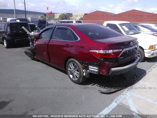 4T1BF1FK6HU737340 - 2017 TOYOTA CAMRY LE/XLE/SE/XSE 红色 照片 3