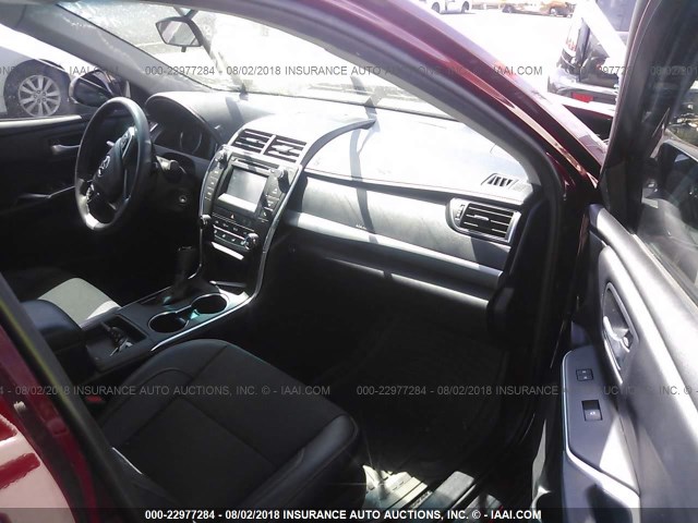 4T1BF1FK6HU737340 - 2017 TOYOTA CAMRY LE/XLE/SE/XSE 红色 照片 5