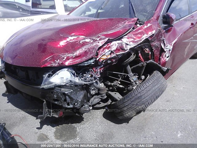 4T1BF1FK6HU737340 - 2017 TOYOTA CAMRY LE/XLE/SE/XSE 红色 照片 6