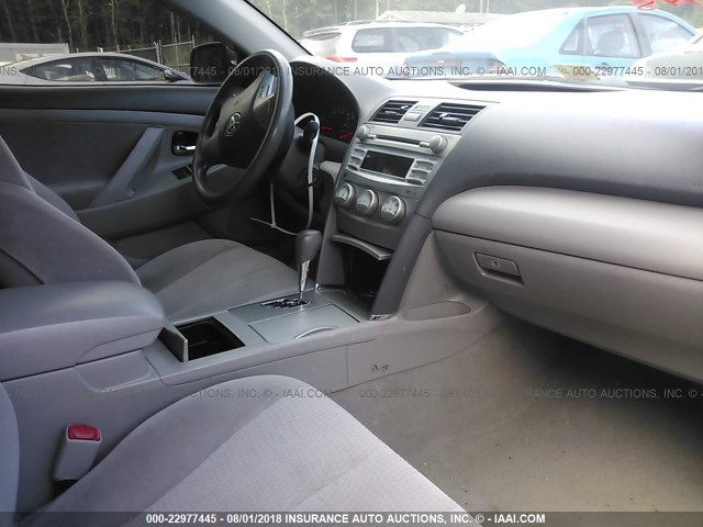 4T1BF3EK7BU621603 - 2011 TOYOTA CAMRY SE/LE/XLE ნაცრისფერი ფოტო 5