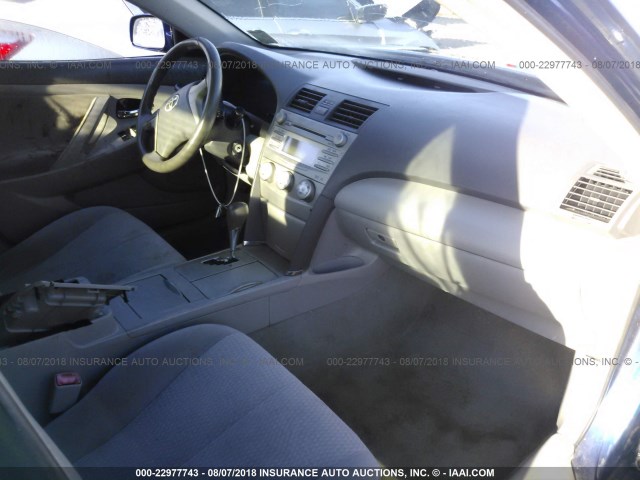 4T1BF3EK2BU713038 - 2011 TOYOTA CAMRY SE/LE/XLE ლურჯი ფოტო 5