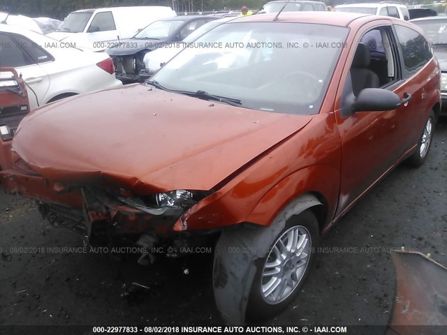 3FAFP31N55R162138 - 2005 FORD FOCUS ZX3 ORANGE photo 2