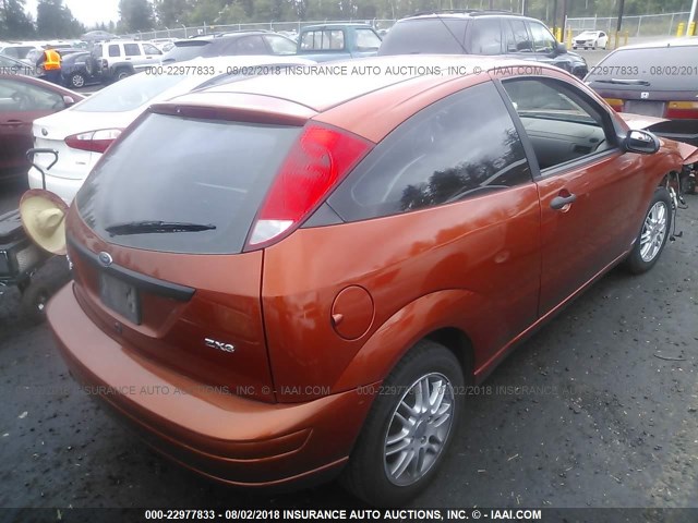 3FAFP31N55R162138 - 2005 FORD FOCUS ZX3 ORANGE photo 4