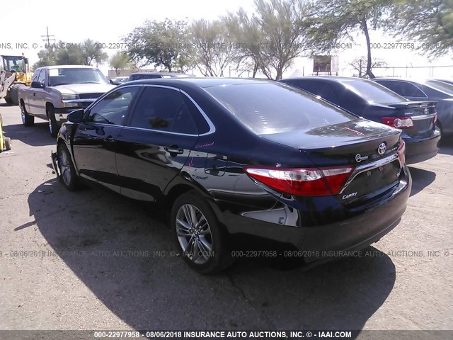 4T1BF1FKXFU029749 - 2015 TOYOTA CAMRY LE/XLE/SE/XSE შავი ფოტო 3