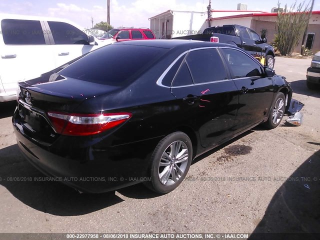 4T1BF1FKXFU029749 - 2015 TOYOTA CAMRY LE/XLE/SE/XSE შავი ფოტო 4