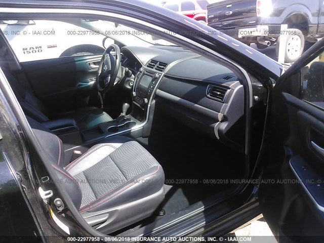 4T1BF1FKXFU029749 - 2015 TOYOTA CAMRY LE/XLE/SE/XSE შავი ფოტო 5