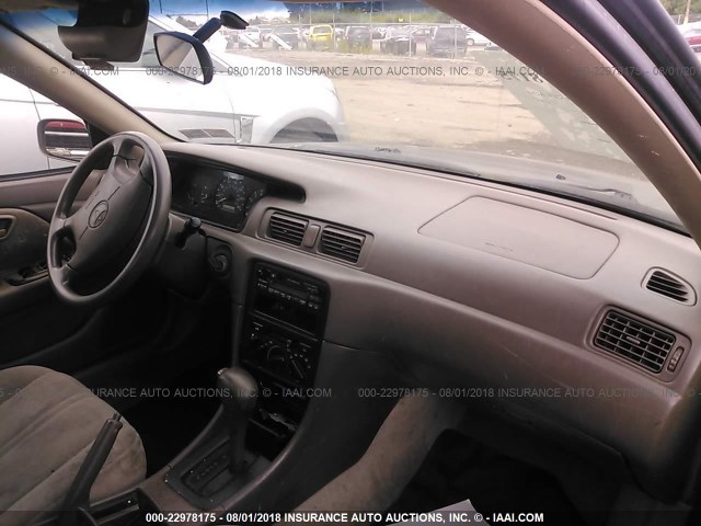 4T1BG22K3XU402723 - 1999 TOYOTA CAMRY CE/LE/XLE ყავისფერი ფოტო 5