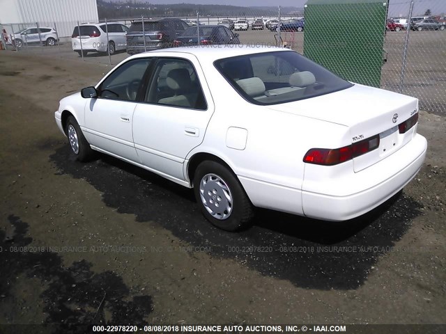 JT2BG22K9X0310780 - 1999 TOYOTA CAMRY LE/XLE WHITE photo 3