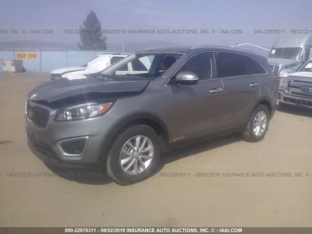 5XYPGDA5XGG141609 - 2016 KIA SORENTO LX/L GRAY photo 2