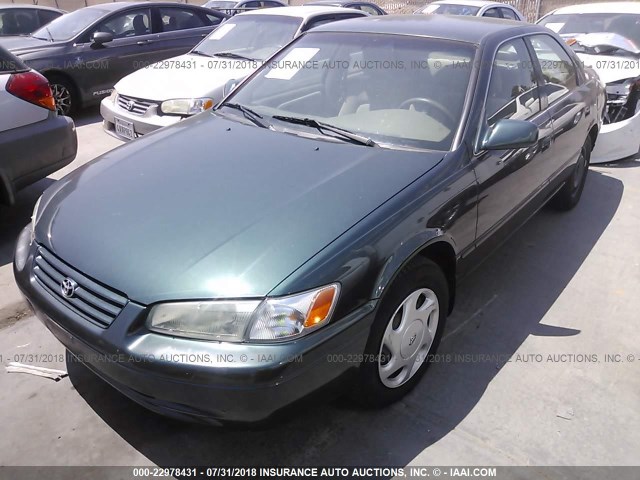 JT2BF22K2W0115475 - 1998 TOYOTA CAMRY CE/LE/XLE GREEN photo 2