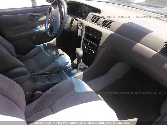 JT2BF22K2W0115475 - 1998 TOYOTA CAMRY CE/LE/XLE GREEN photo 5