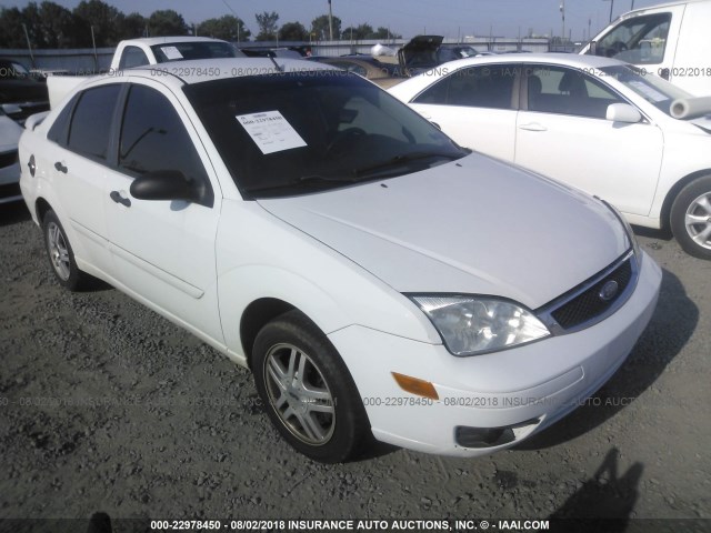 1FAHP34N07W137801 - 2007 FORD FOCUS ZX4/S/SE/SES 白色 照片 1