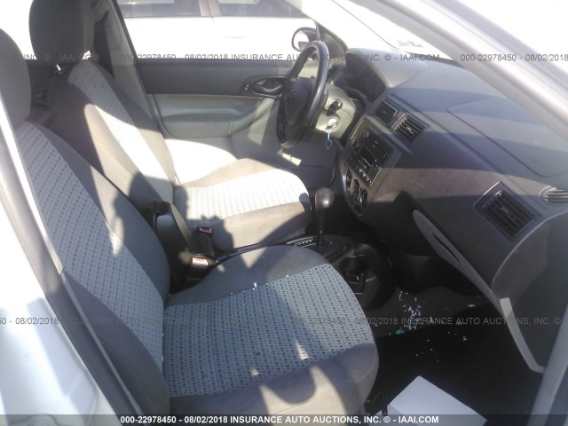 1FAHP34N07W137801 - 2007 FORD FOCUS ZX4/S/SE/SES 白色 照片 5