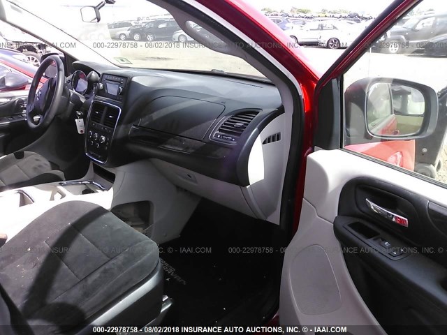 2C4RDGCG1CR203468 - 2012 DODGE GRAND CARAVAN SXT RED photo 5