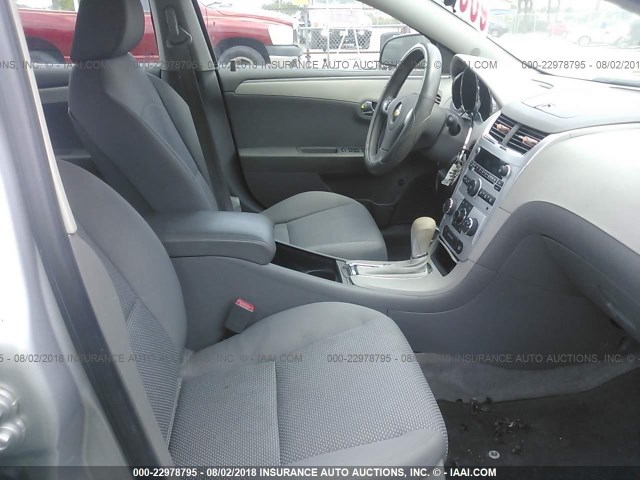 1G1ZB5E13BF117838 - 2011 CHEVROLET MALIBU LS Gümüş foto 5