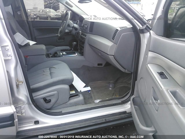 1J4HR48N25C540899 - 2005 JEEP GRAND CHEROKEE LAREDO/COLUMBIA/FREEDOM 银色 照片 5