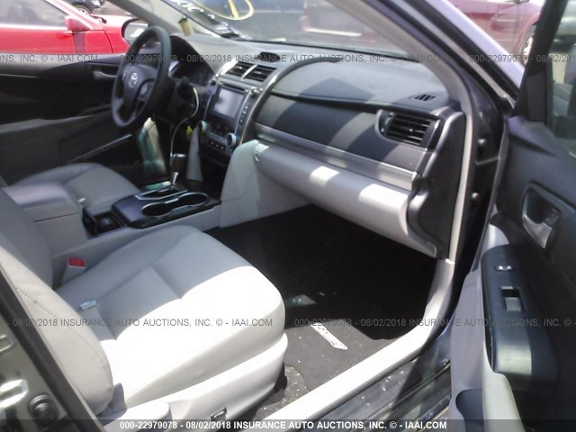 4T4BF1FKXER400672 - 2014 TOYOTA CAMRY L/SE/LE/XLE 灰色 照片 5