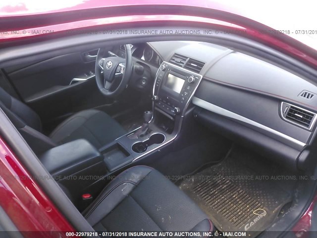4T1BF1FK9HU773250 - 2017 TOYOTA CAMRY LE/XLE/SE/XSE 红色 照片 5