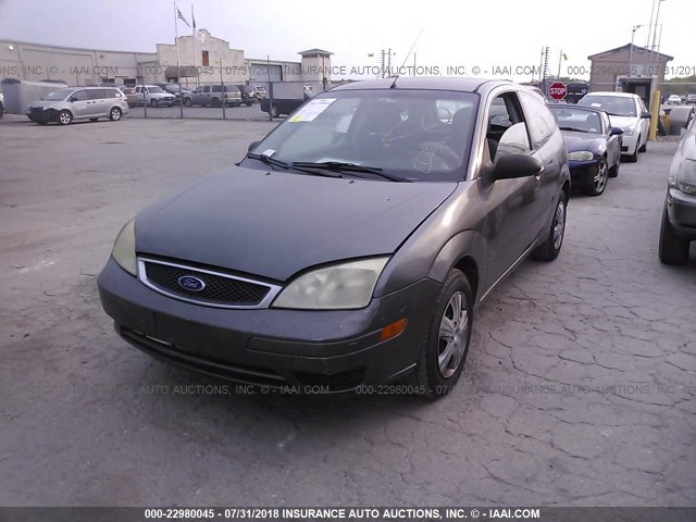 1FAFP31N36W218799 - 2006 FORD FOCUS ZX3 GRAY photo 2