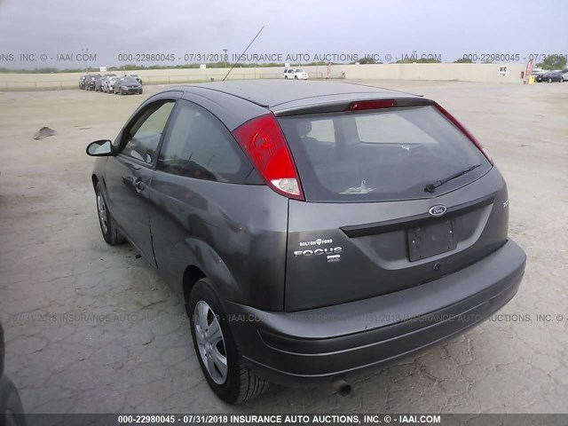 1FAFP31N36W218799 - 2006 FORD FOCUS ZX3 GRAY photo 3