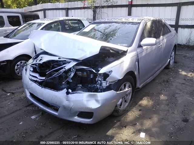 4T1BF3EK5BU121455 - 2011 TOYOTA CAMRY SE/LE/XLE ვერცხლისფერი ფოტო 2