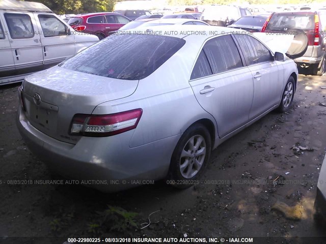 4T1BF3EK5BU121455 - 2011 TOYOTA CAMRY SE/LE/XLE ვერცხლისფერი ფოტო 4