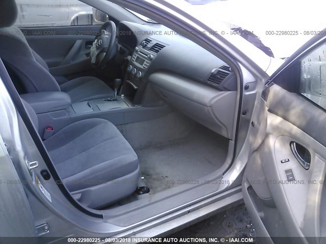 4T1BF3EK5BU121455 - 2011 TOYOTA CAMRY SE/LE/XLE SILVER photo 5