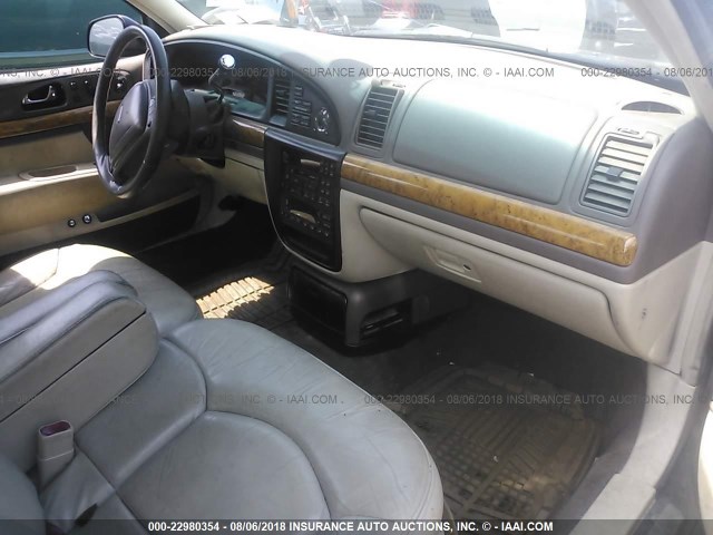 1LNHM97V7XY690060 - 1999 LINCOLN CONTINENTAL  Սև լուսանկար 5