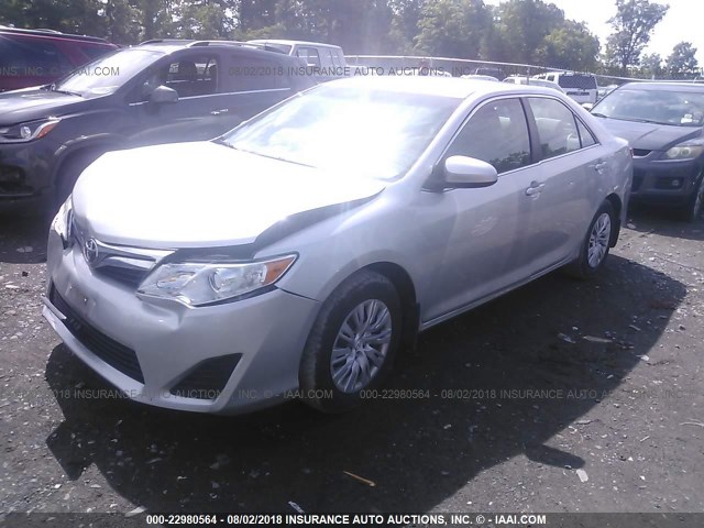 4T1BF1FK5EU854435 - 2014 TOYOTA CAMRY L/SE/LE/XLE Gümüş foto 2