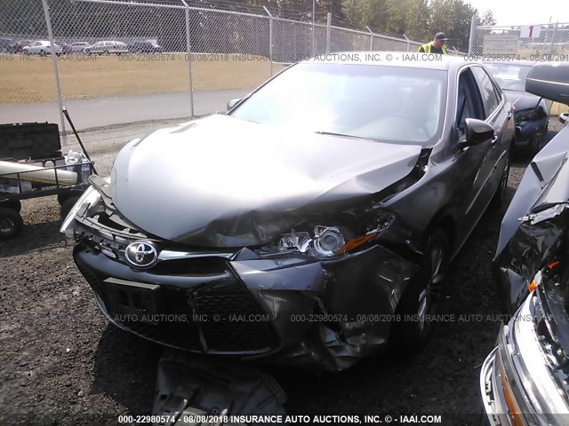 4T1BF1FK9GU140312 - 2016 TOYOTA CAMRY LE/XLE/SE/XSE GRAY photo 2