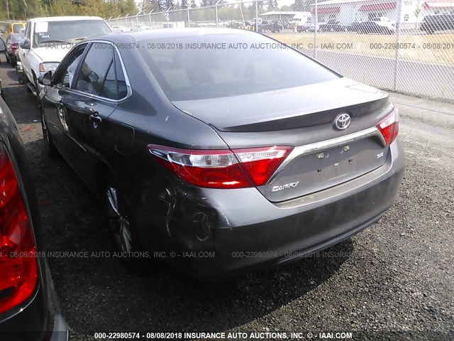 4T1BF1FK9GU140312 - 2016 TOYOTA CAMRY LE/XLE/SE/XSE GRAY photo 3