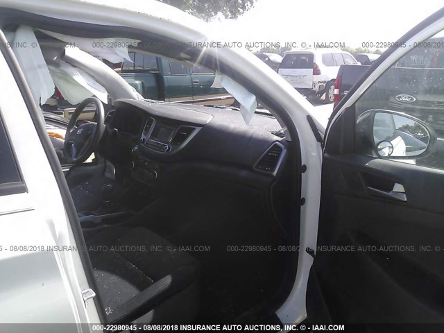 KM8J33A29HU539083 - 2017 HYUNDAI TUCSON LIMITED/SPORT AND ECO/SE WHITE photo 5