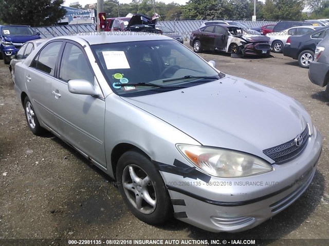 4T1BE32KX2U011556 - 2002 TOYOTA CAMRY LE/XLE/SE ვერცხლისფერი ფოტო 1
