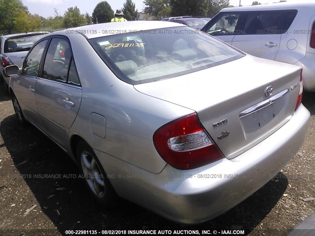 4T1BE32KX2U011556 - 2002 TOYOTA CAMRY LE/XLE/SE ვერცხლისფერი ფოტო 3