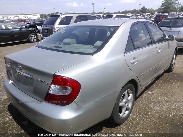 4T1BE32KX2U011556 - 2002 TOYOTA CAMRY LE/XLE/SE ვერცხლისფერი ფოტო 4